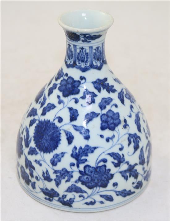 A Chinese blue and white beehive shaped bottle vase, 16.5cm